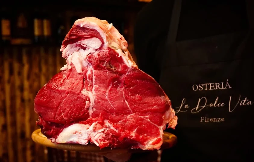 Bistecca alla fiorentina tagliata, cotta alla brace, servita al sangue
