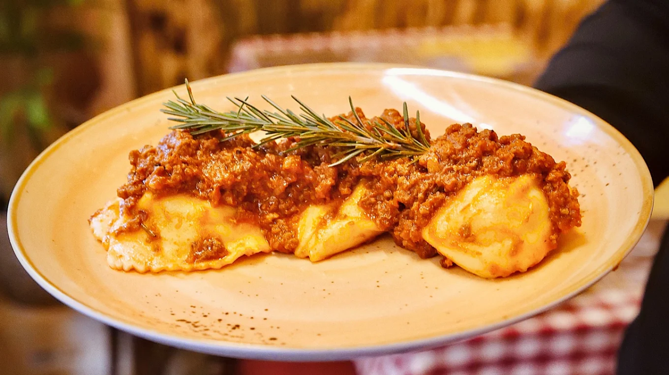 Tortelli di patate al ragù toscano con rosmarino